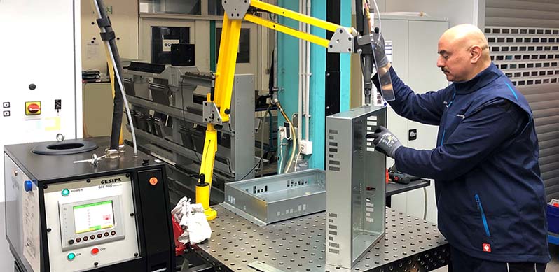 Mitarbeiter von Kontaktsysteme GmbH bei der Dornverriegelung beim Nietprozess