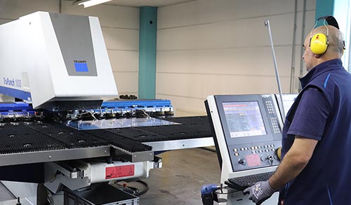 TRUMPF Stanzmaschine beim effizienten Stanzen - Muster-, Einzel- oder Serienteile