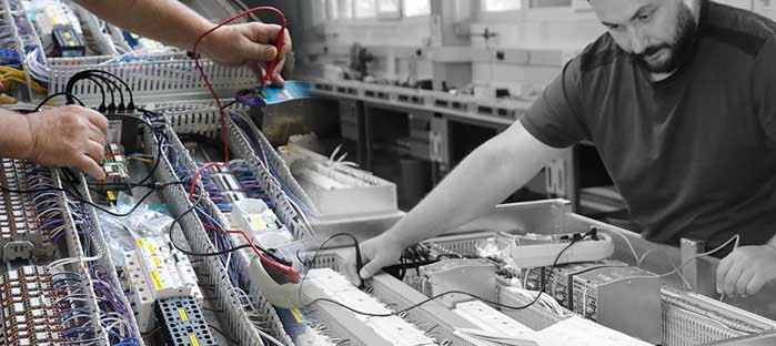 Mitarbeiter von Kontaktsysteme GmbH prüft die Verteiler auf korrekte Verdrahtung