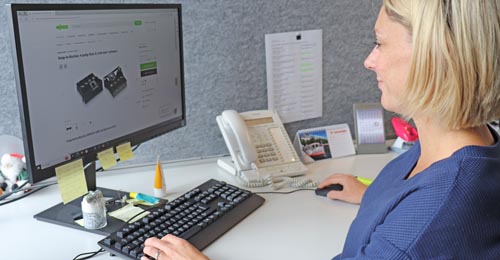 Lieferkettenüberprüfung am PC von einer Mitarbeiterin